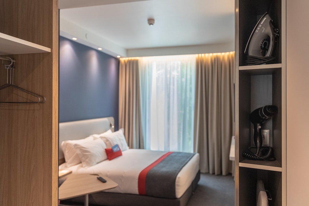 Standard Room, 1 Queen Bed - Photo 14