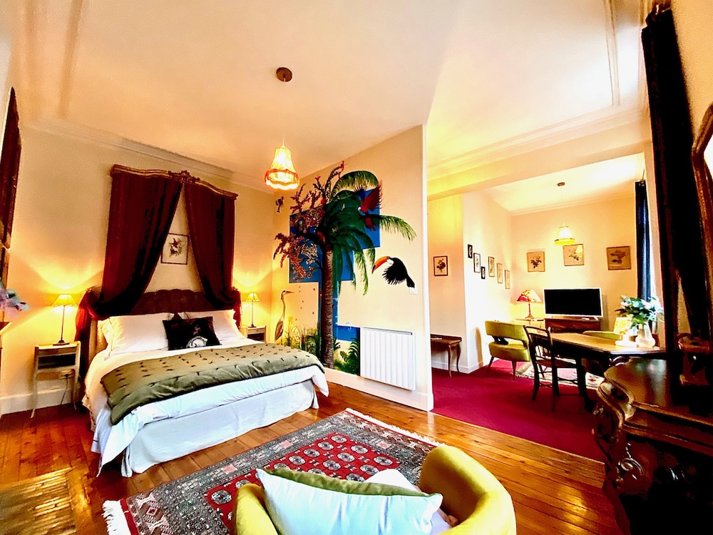Superior Suite, Private Bathroom, City View photo 1