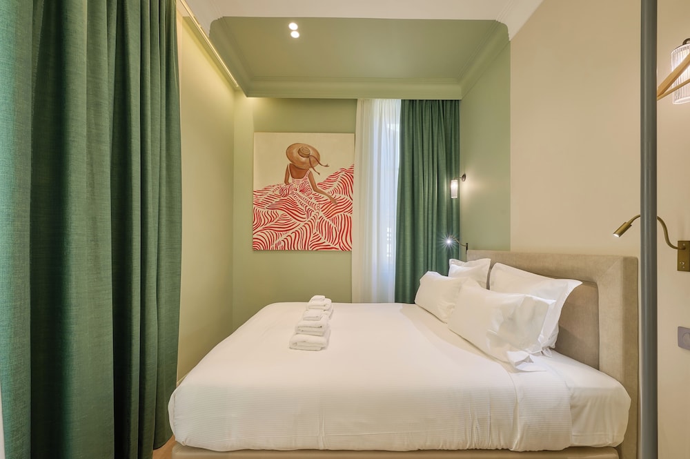 203 Deluxe Studio, 1 Queen Bed, Courtyard View