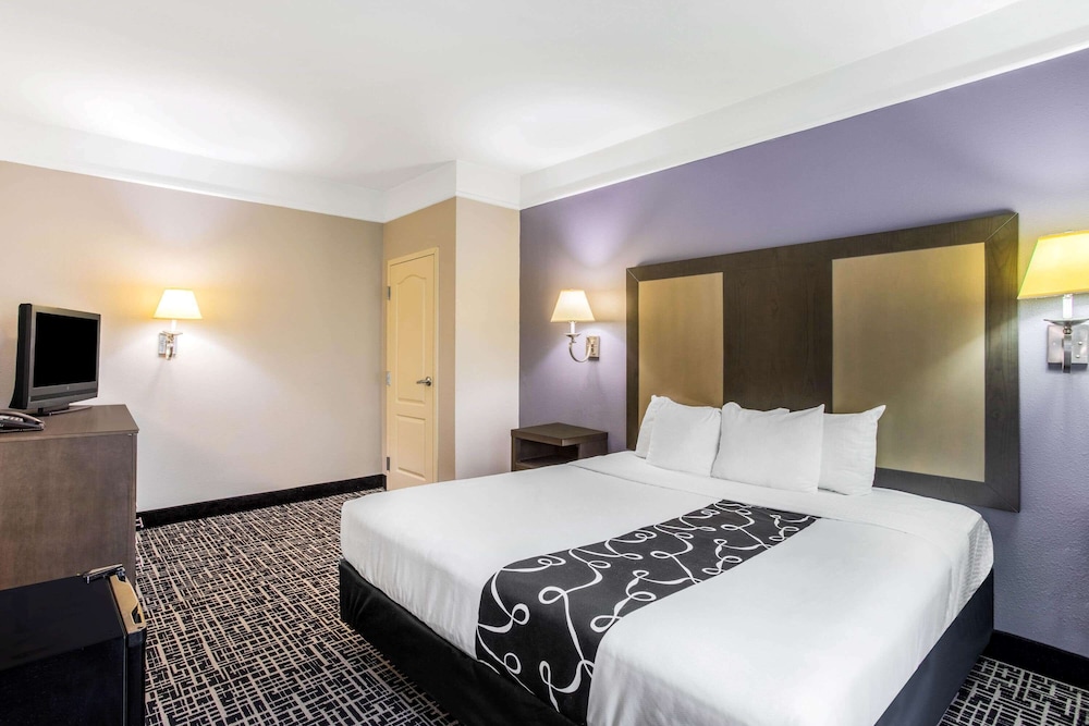 Room, 1 King Bed, Non Smoking - Photo 3