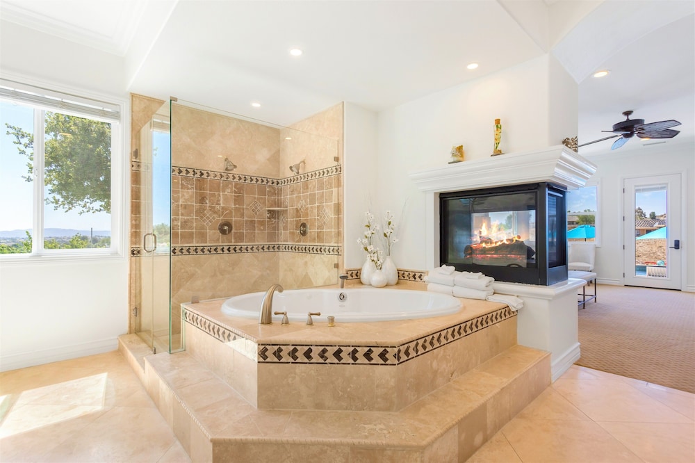 Luxury Room, 1 Bedroom, Jetted Tub, Pool View photo 2