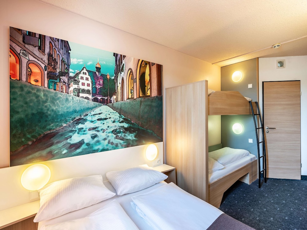 Quadruple Room thumbnail 5