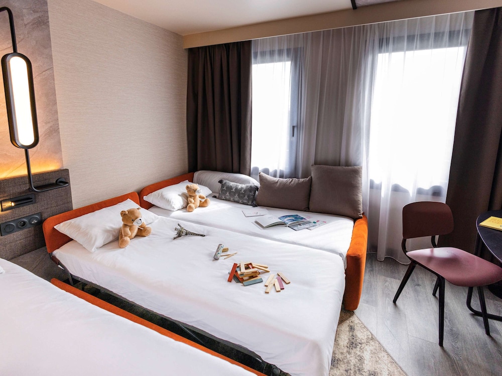 Superior Room (1 Queen Bed and 2 Single Sofa Beds) - Photo 2