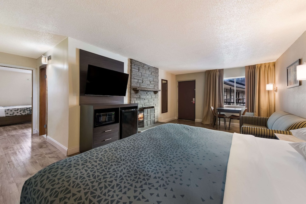 Suite, Multiple Beds, Non Smoking photo 3