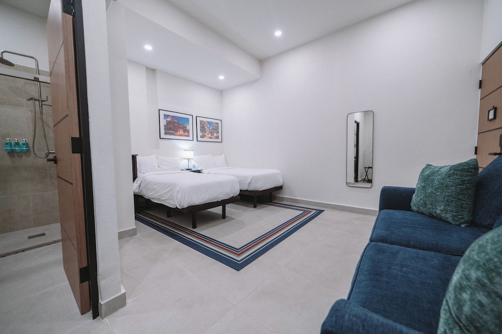 First Floor Junior Suite (2 Twin XLs or 1 King) photo 2