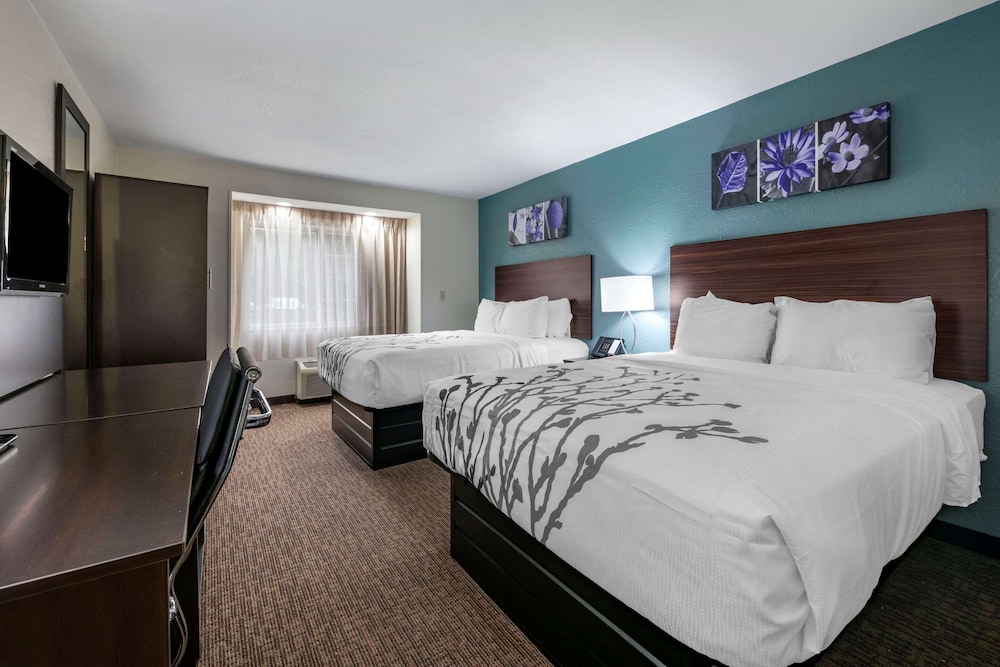 Standard Room, 2 Queen Beds, Non Smoking - Photo 1