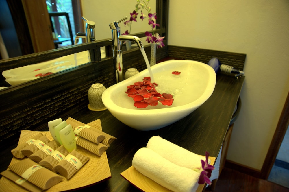 Deluxe King Room, Ocean Side - Photo 4
