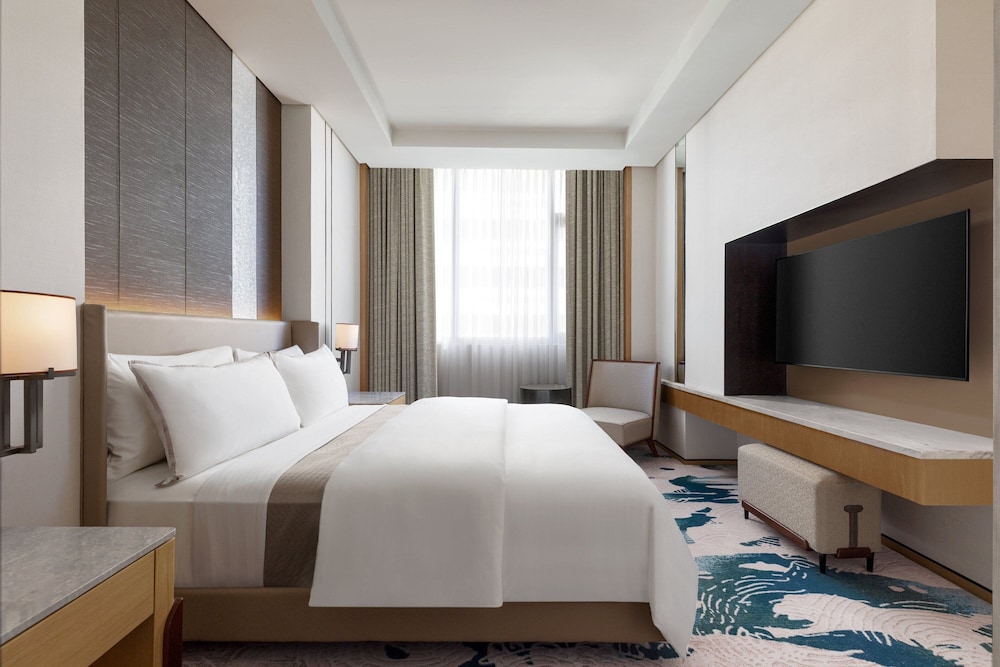 Club Suite, 1 King Bed, City View - Photo 7