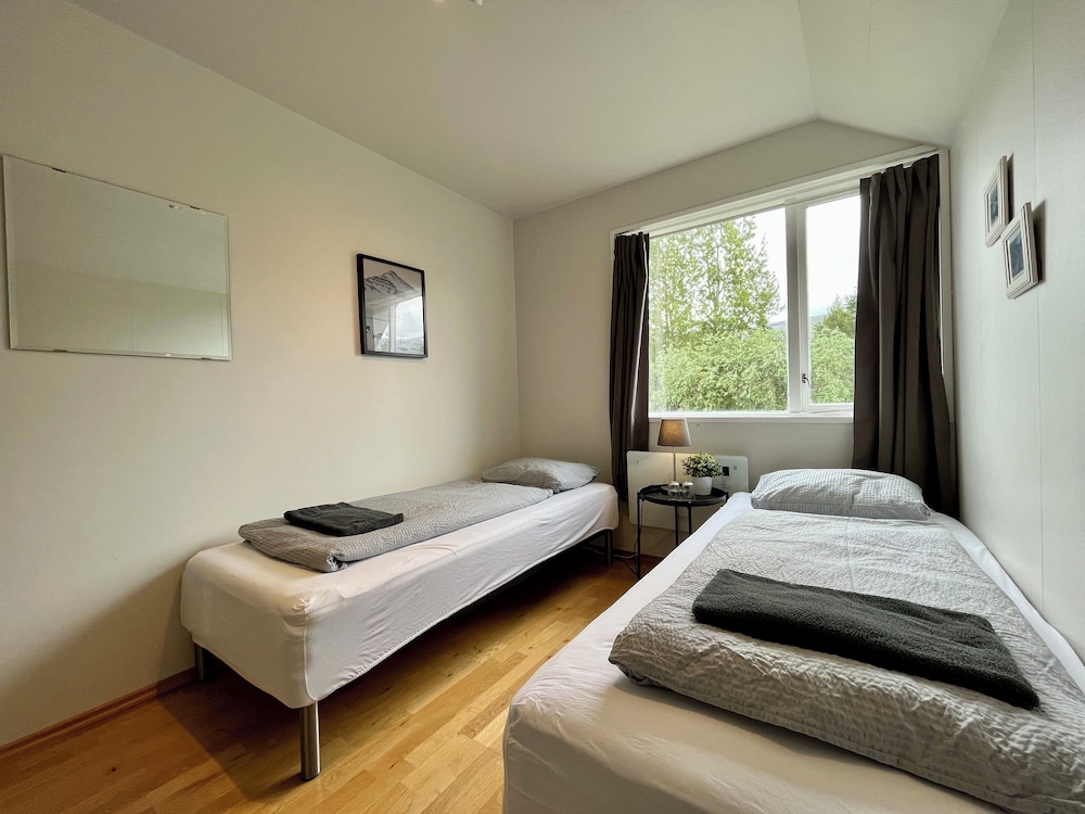 Basic Twin Room, Shared Bathroom photo 2