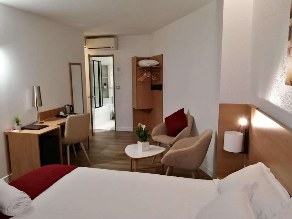 Standard Room, 1 Queen Bed, Non Smoking - Photo 1