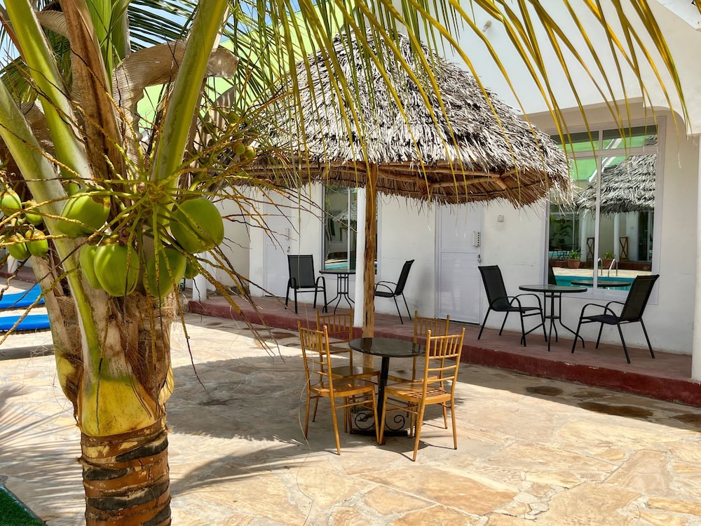 Comfort Room, 2 Twin Beds, Pool View