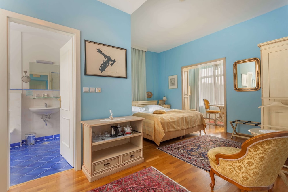 Suite, Lake View - Photo 1