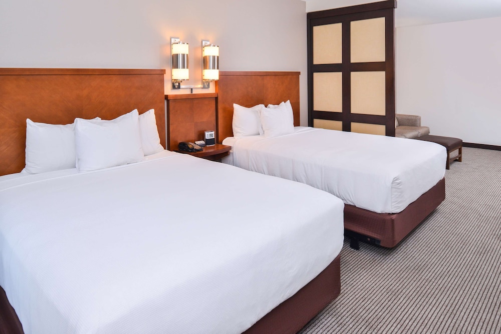 Room, 2 Queen Beds (High Floor) - Photo 1