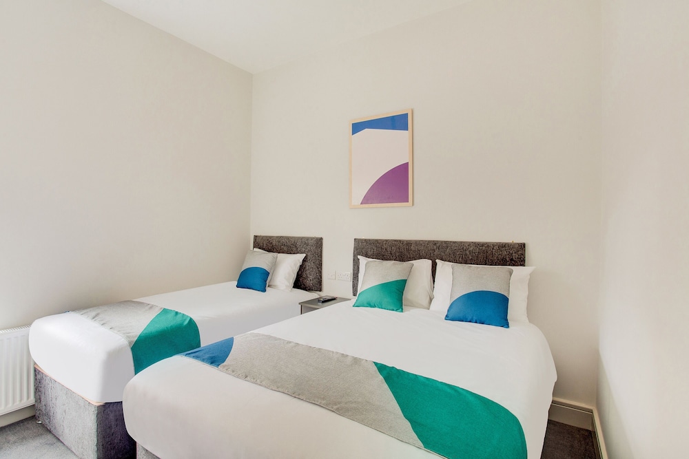 Suite, Ensuite photo 1