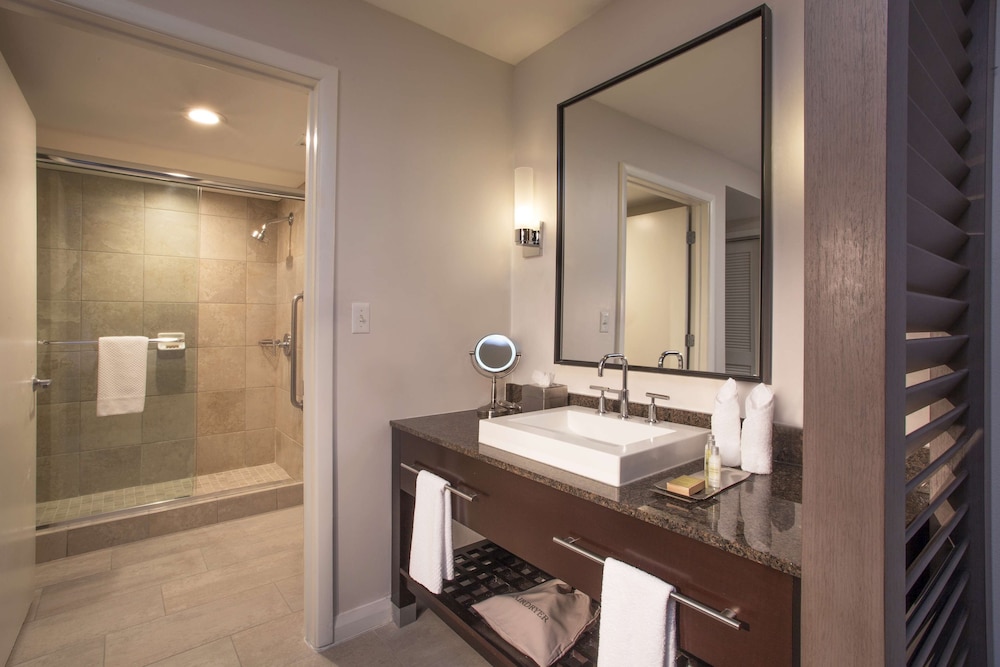 Room, 1 King Bed (Treat Yourself Amenities) - Photo 5
