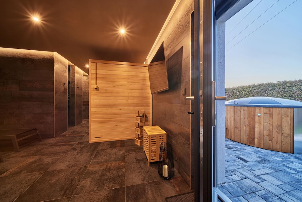 Villa photo 2