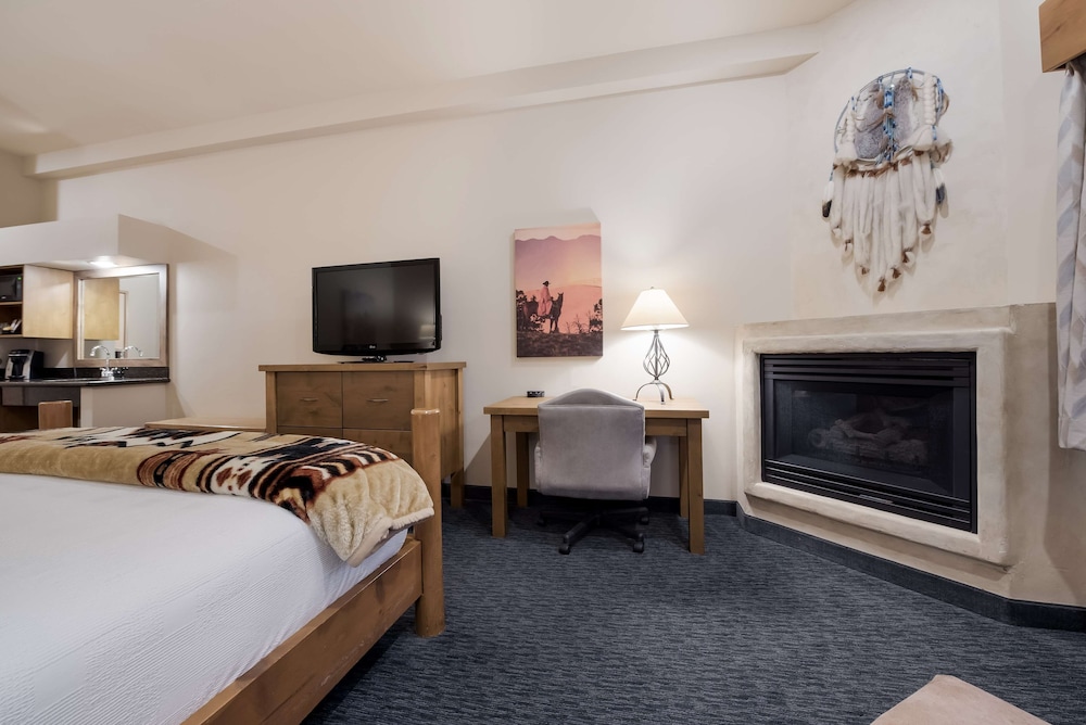 Standard Room, 1 King Bed, Accessible, Refrigerator & Microwave photo 3