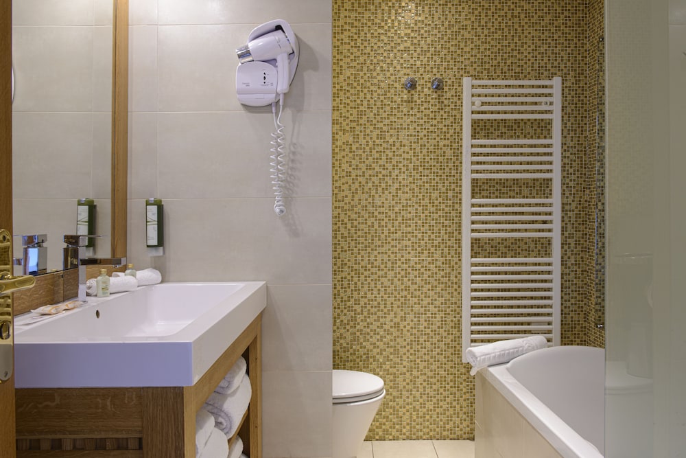 Suite, Multiple Beds, Bathtub, Sea View - Photo 11