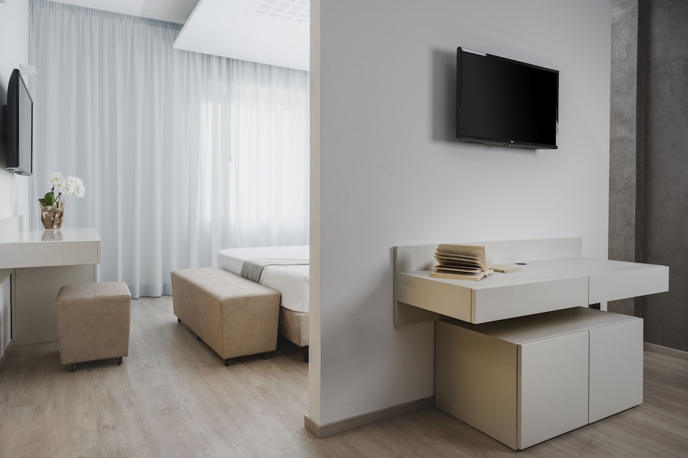 Deluxe Room, 1 Queen Bed with Sofa bed, Non Smoking