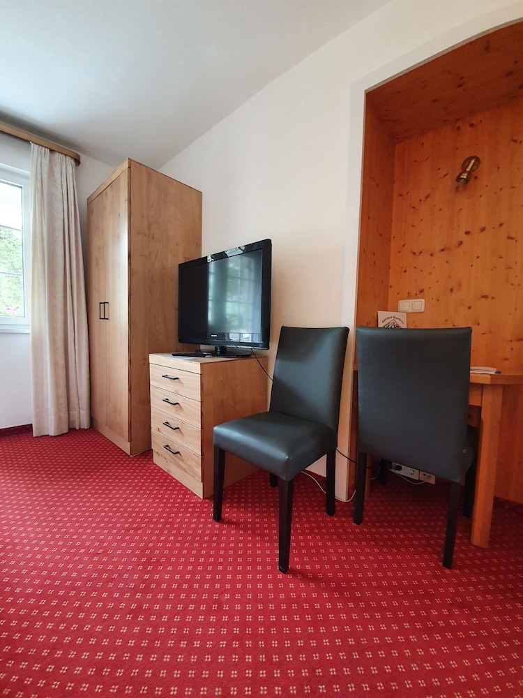 Standard Double Room, 1 Queen Bed, Ensuite, Mountain View photo 2