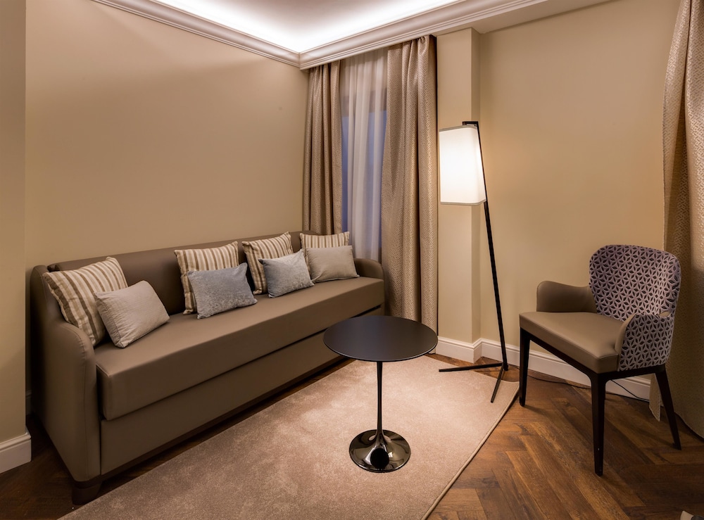 Deluxe Room, 1 Queen Bed with Sofa bed, Non Smoking (with Sofabed) photo 3