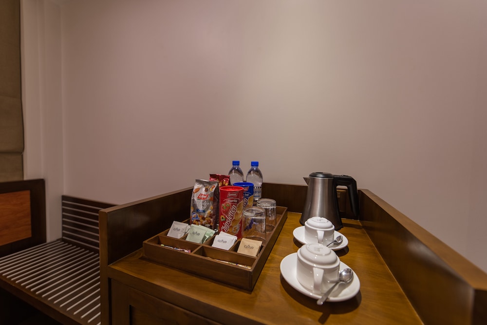 Super Deluxe Room with Balcony & Free Return Airport Transfer - Photo 5