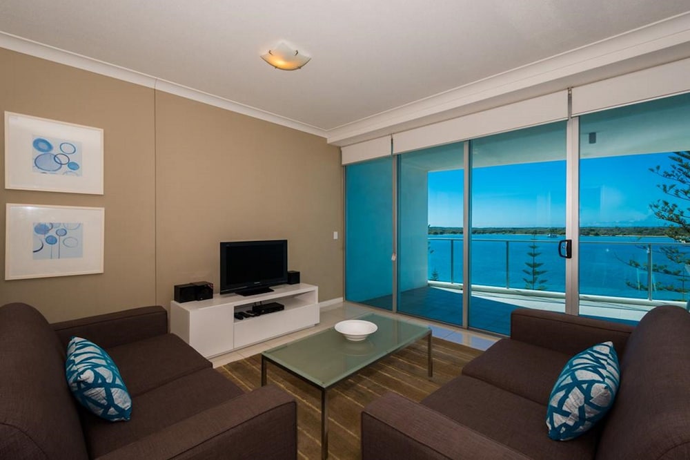 1 Bedroom + Study, Broadwater View thumbnail 5