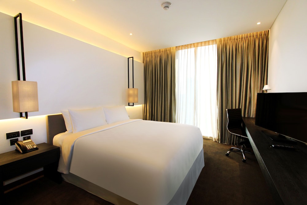Executive Room, 1 King Bed - Photo 2