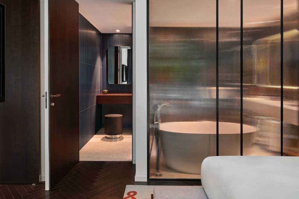 Suite, 1 Bedroom, Balcony (View) - Photo 10