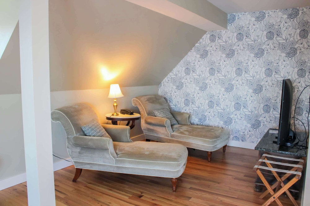 Oceanview King Suite photo 3