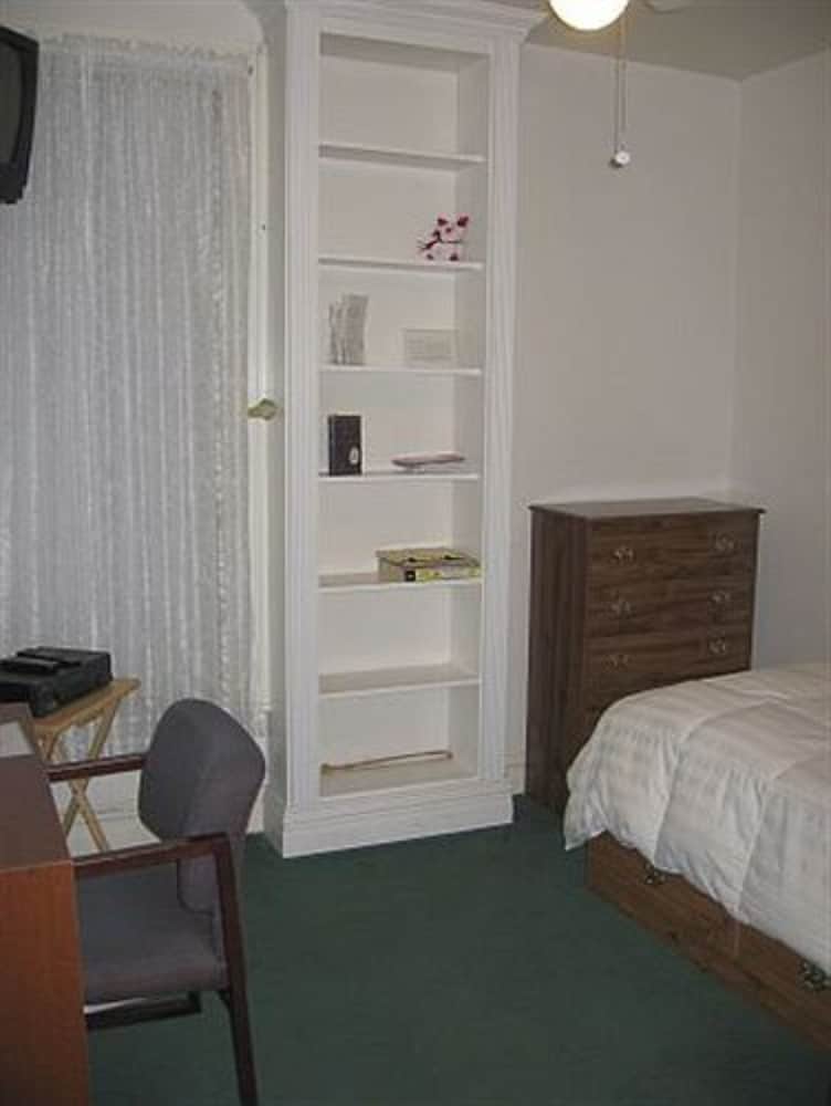 Room (Dunphy room - shared bath) photo 2