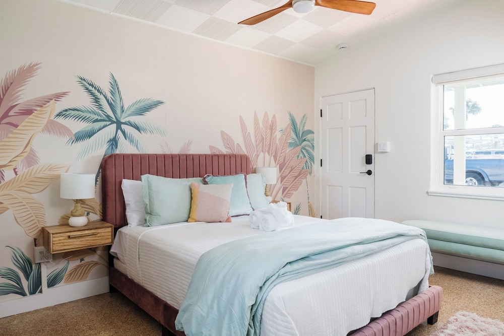 Luxury Studio Suite, 1 Queen Bed, Kitchenette, Courtyard View