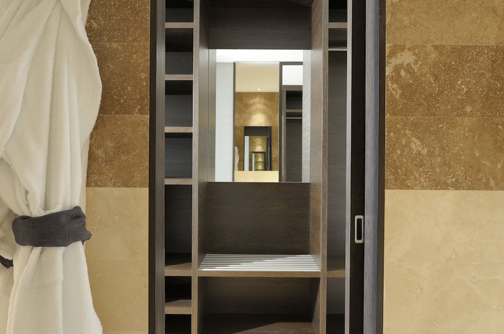 Deluxe Double or Twin Room thumbnail 6
