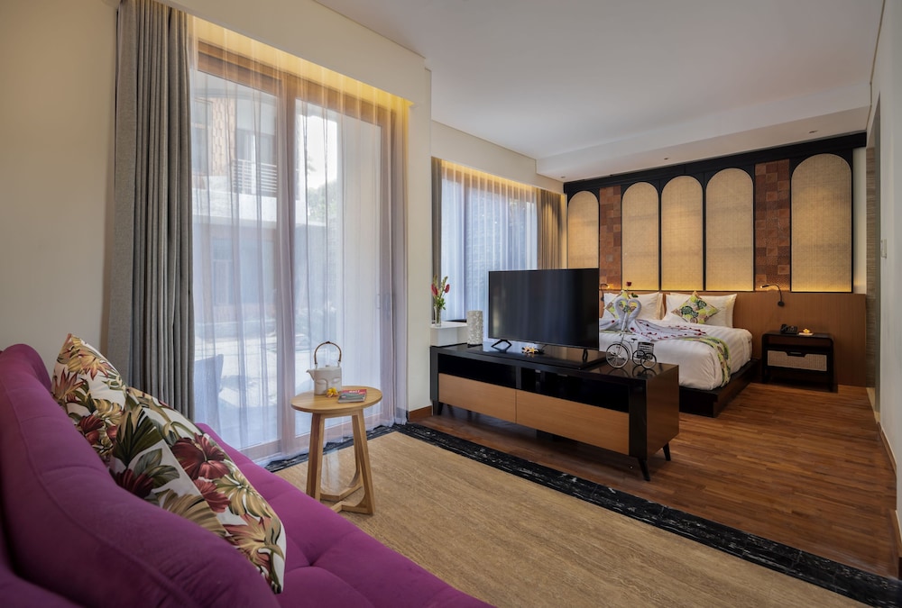 Deluxe Suite Pool Access - Photo 1