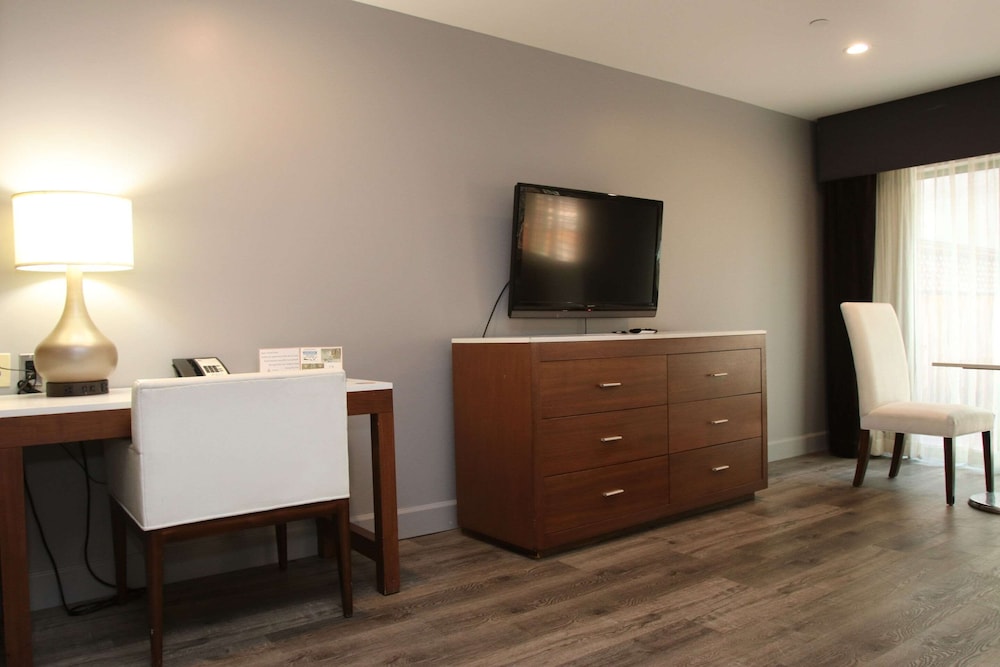 Basic Room, 2 Queen Beds, Non Smoking - Photo 2