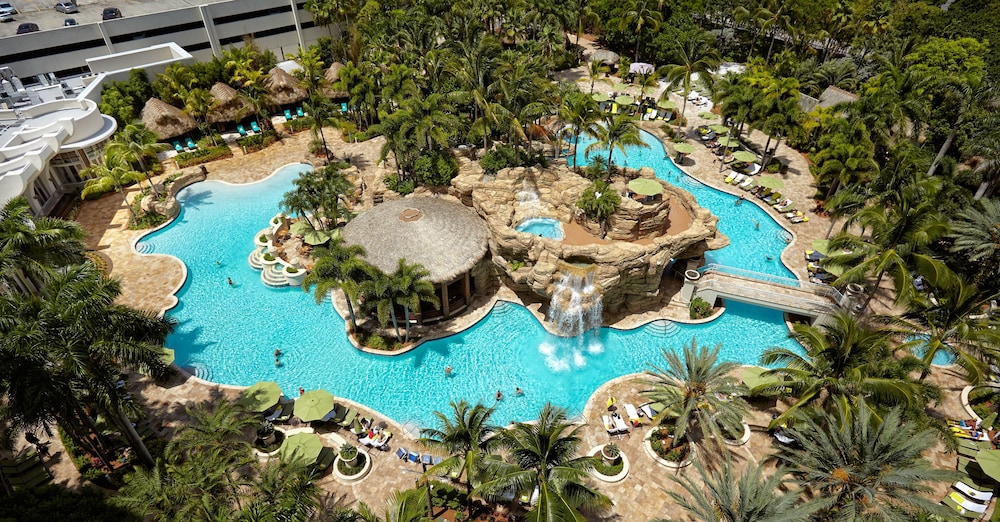 Deluxe Room, 1 King Bed, Pool View - Photo 3