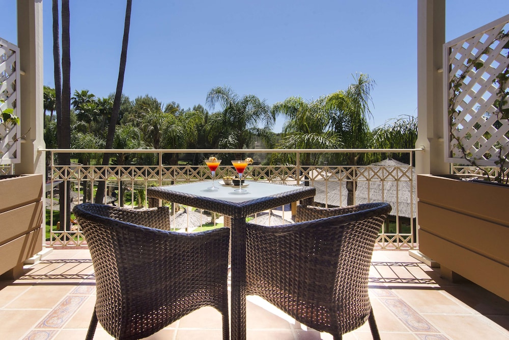 Room, Multiple Beds, Pool View - Photo 10