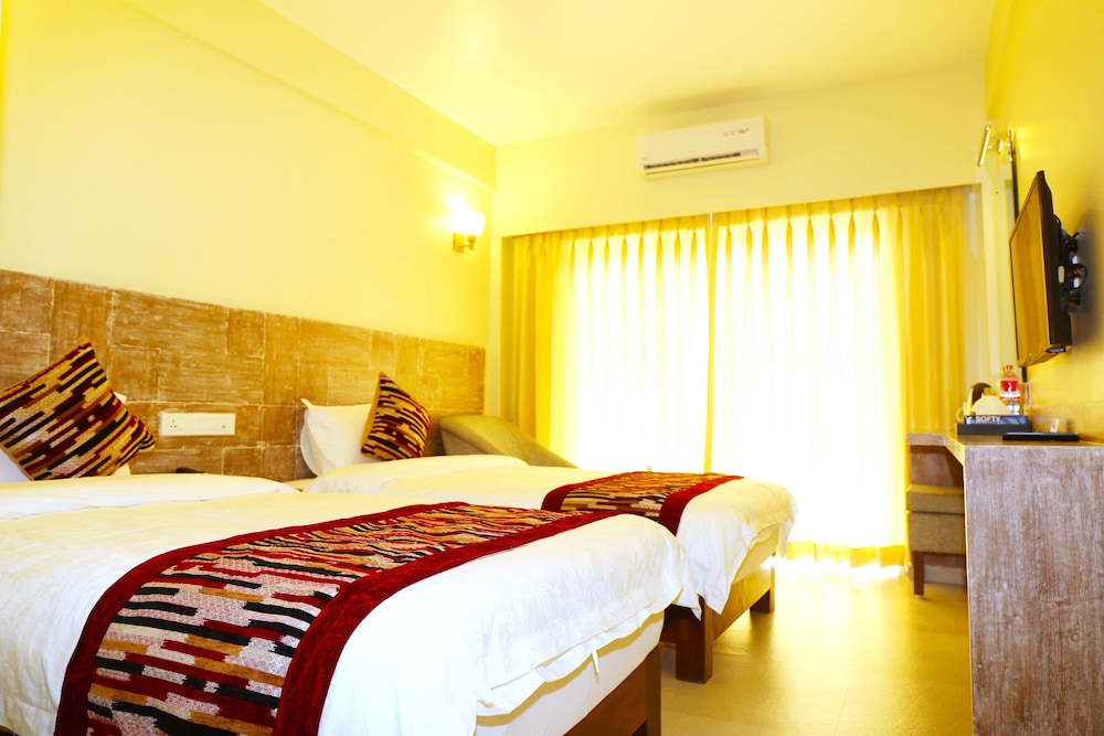 Deluxe Twin Room with Balcony photo 2