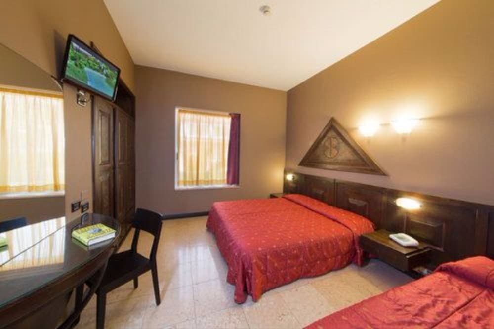 Economy Triple Room - Photo 4