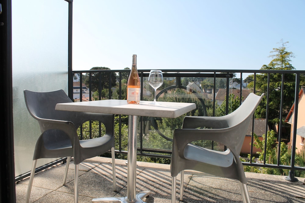 Studio, 2 Twin Beds, Terrace photo 3