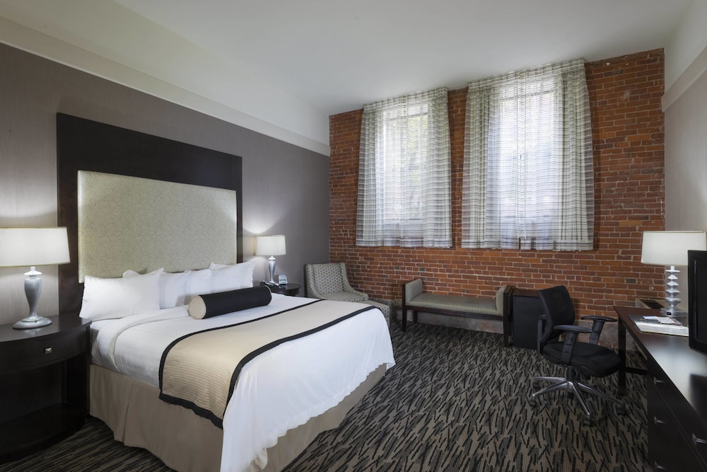 Room, 1 King Bed (Mobility Accessible, Tub) - Photo 1