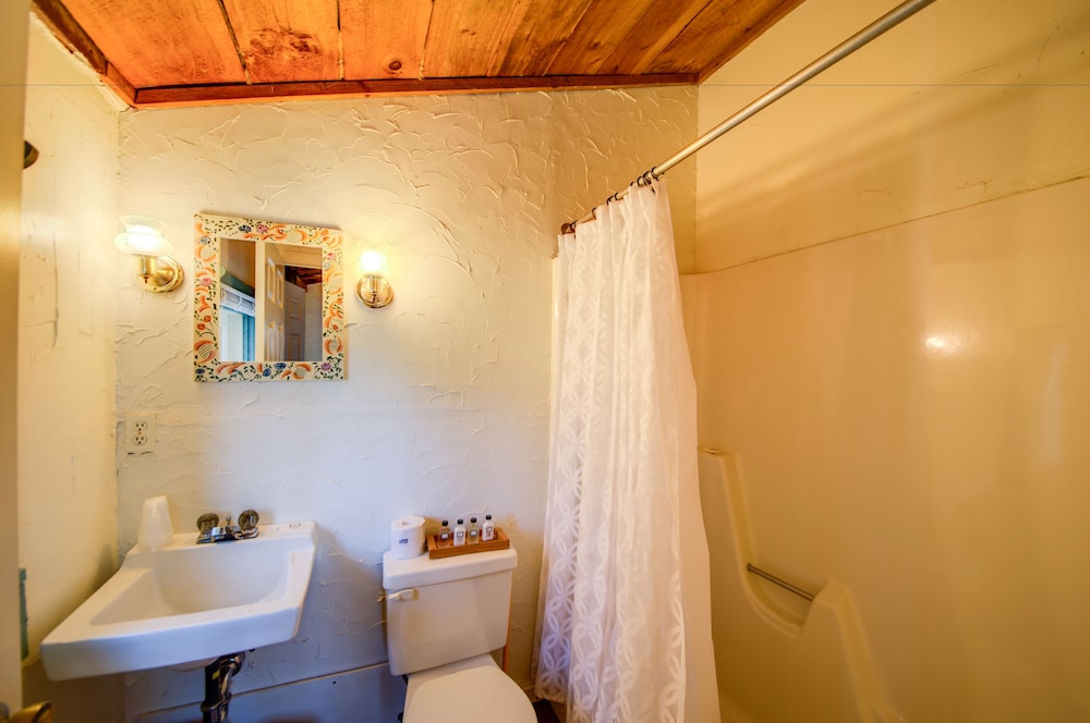 WhiteCrest, 1 Queen Bed, Kitchenette photo 2