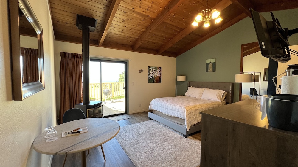 Standard Room, 1 Queen Bed, Fireplace, Ocean View photo 2
