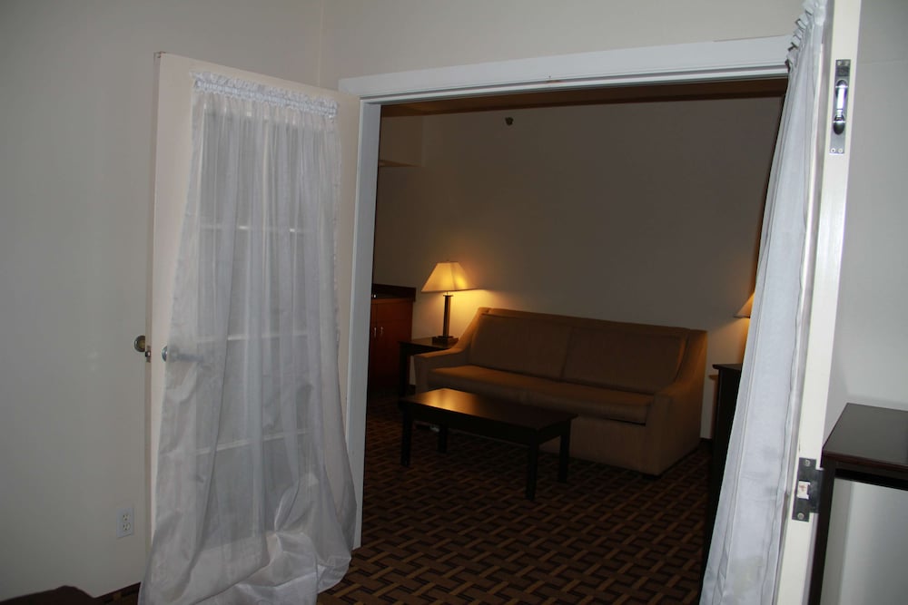 Suite, 2 Queen Beds, Non Smoking, Refrigerator & Microwave (Separate Living Room;with Sofabed) - Photo 4