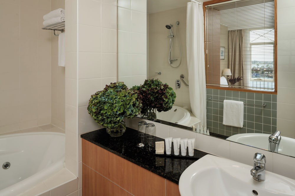 King Spa Harbourside Balcony Suite - Photo 9