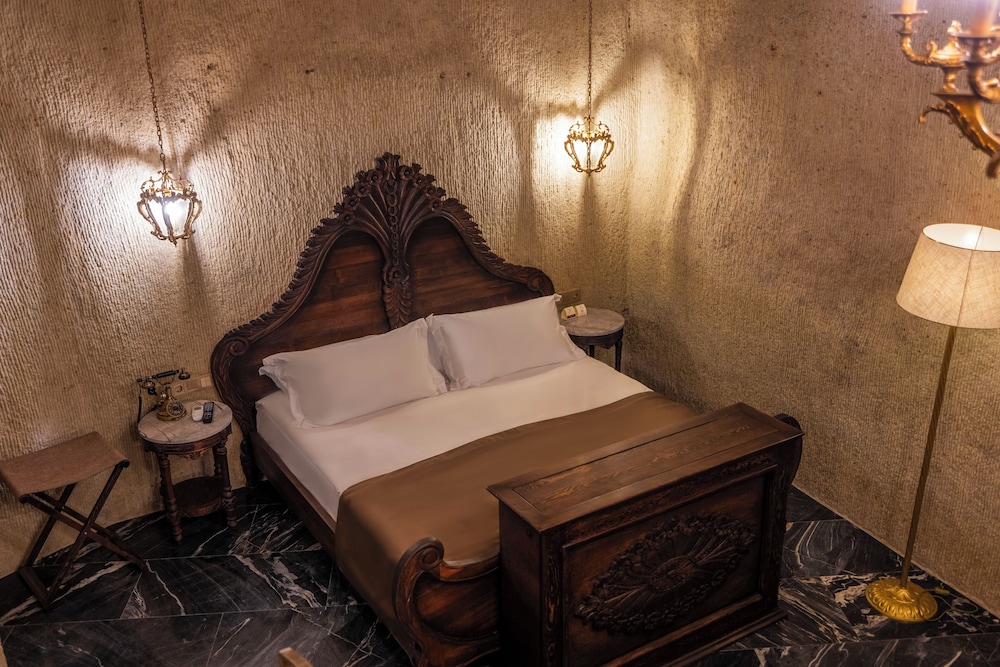 Premium Suite, 1 Double Bed, Jetted Tub (Cave, Fireplace) photo 3