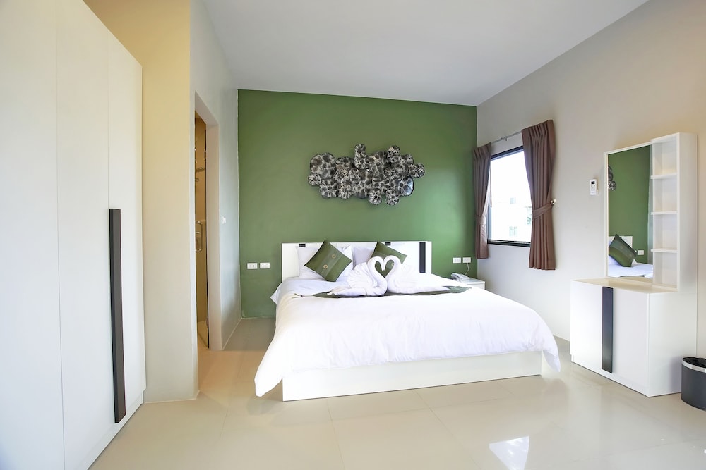Three-Bedroom Villa - Photo 2