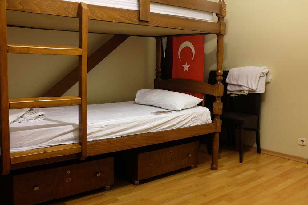Standard Room, Multiple Beds, Private Bathroom photo 3