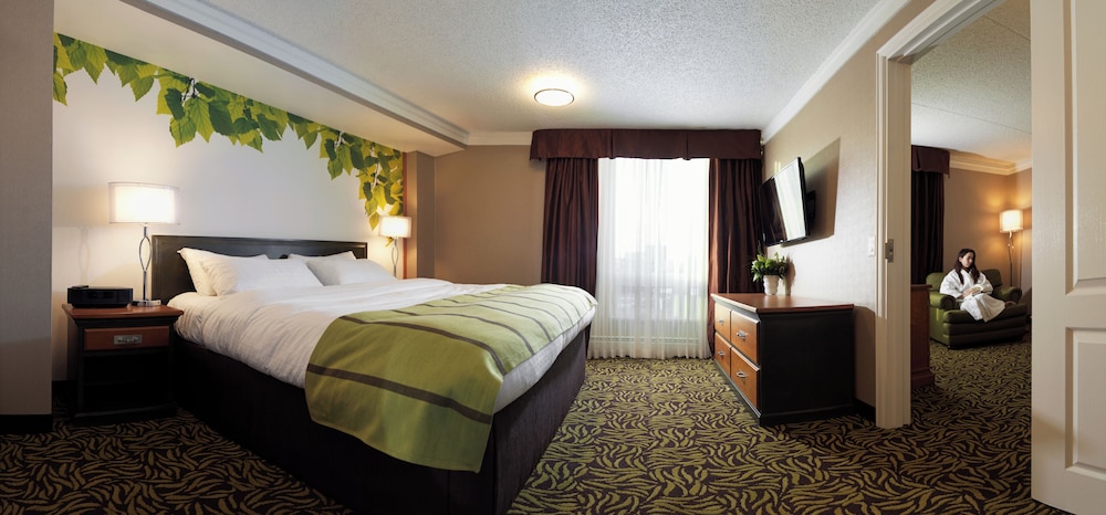 Suite, 1 King Bed - Photo 4