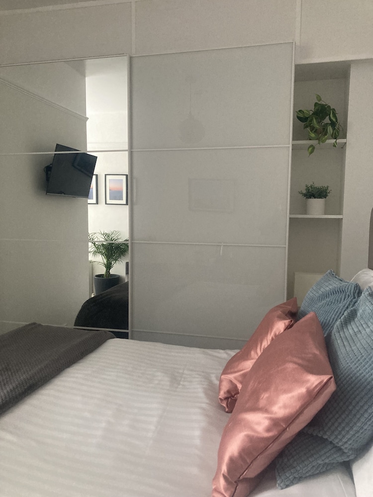 Double Room (Room 9,  Gloucester,  Second Floor) photo 3